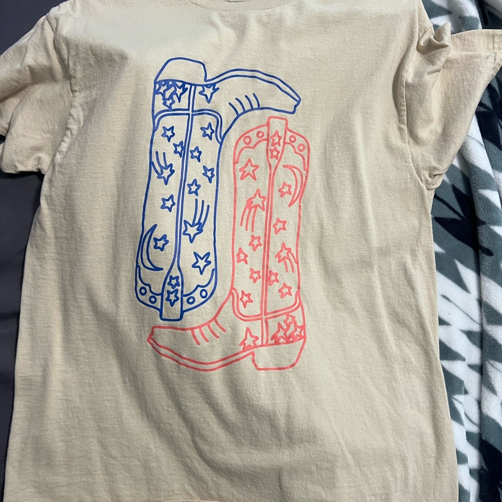Gildan Beige T-Shirt with Blue and Red Graphic